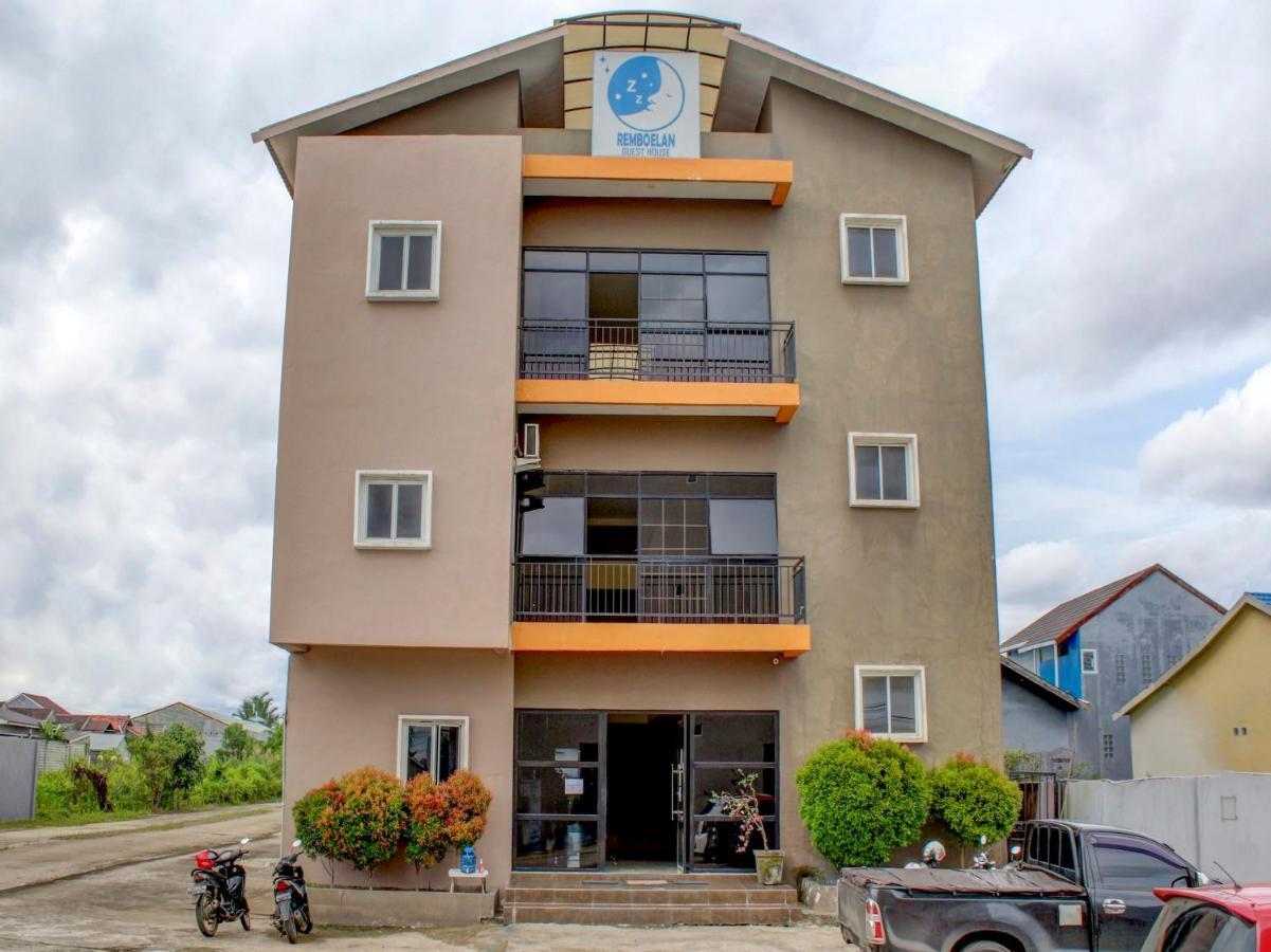 Oyo 90162 Remboelan Guest House Sungai Lutus Exterior photo